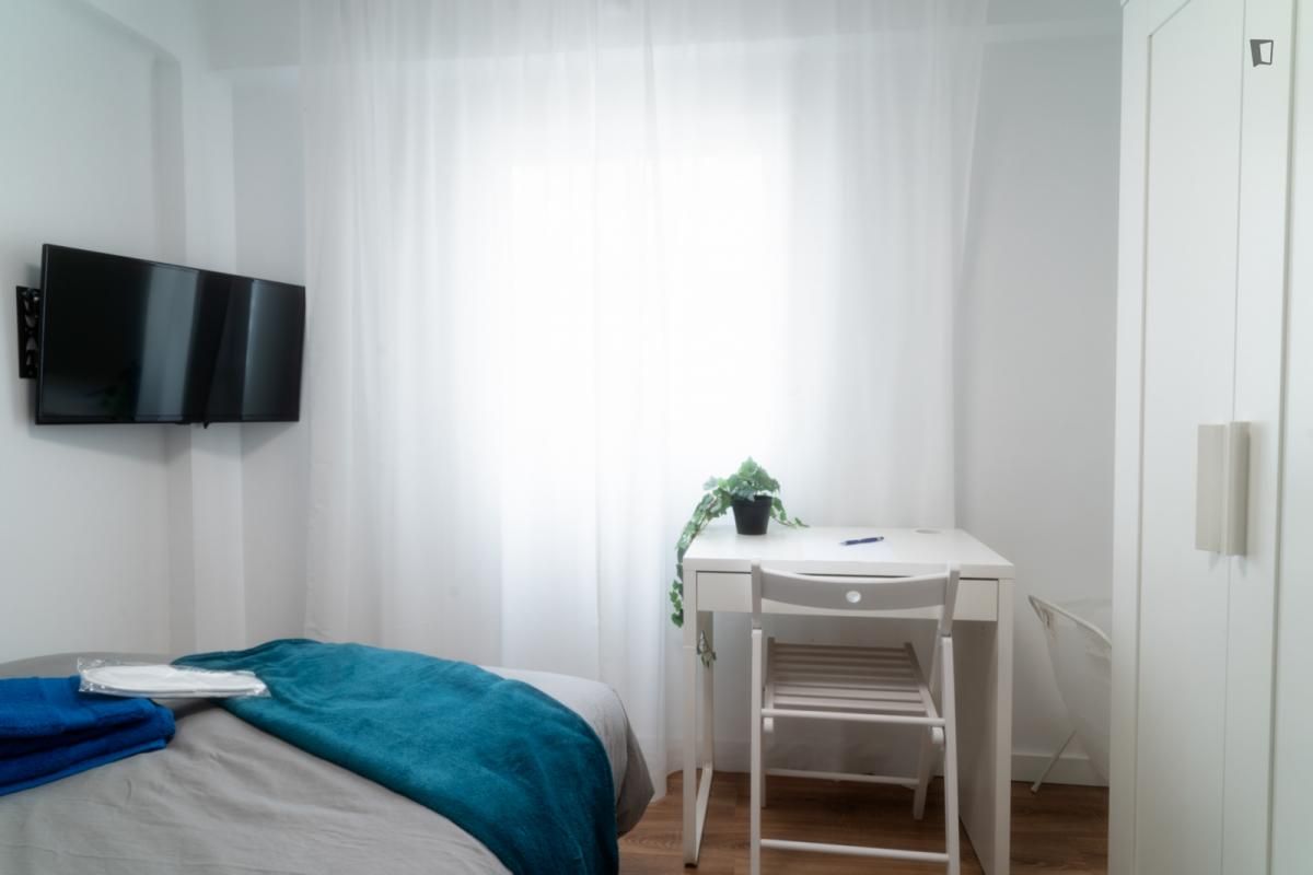 Dormitori de Apartament per a compartir en  Valencia Capital amb Moblat, Rentadora i Internet
