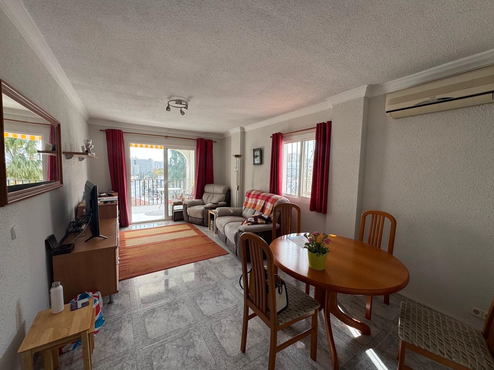 Sala d'estar de Pis en venda en Benalmádena amb Aire condicionat, Terrassa i Moblat