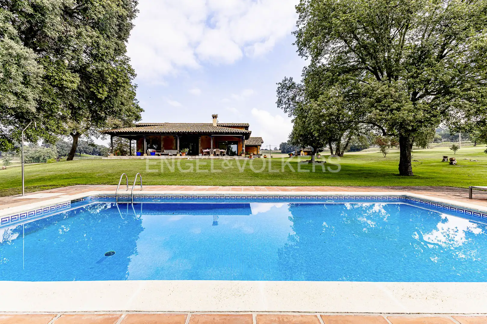 Schwimmbecken von Country house zum Verkauf in Torelló mit Klimaanlage, Heizung und Privatgarten