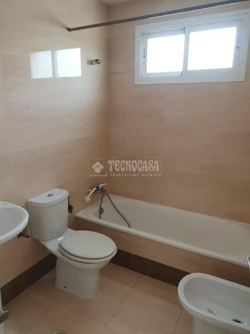 Baño de Casa adosada en venta en Palomares del Río con Aire acondicionado