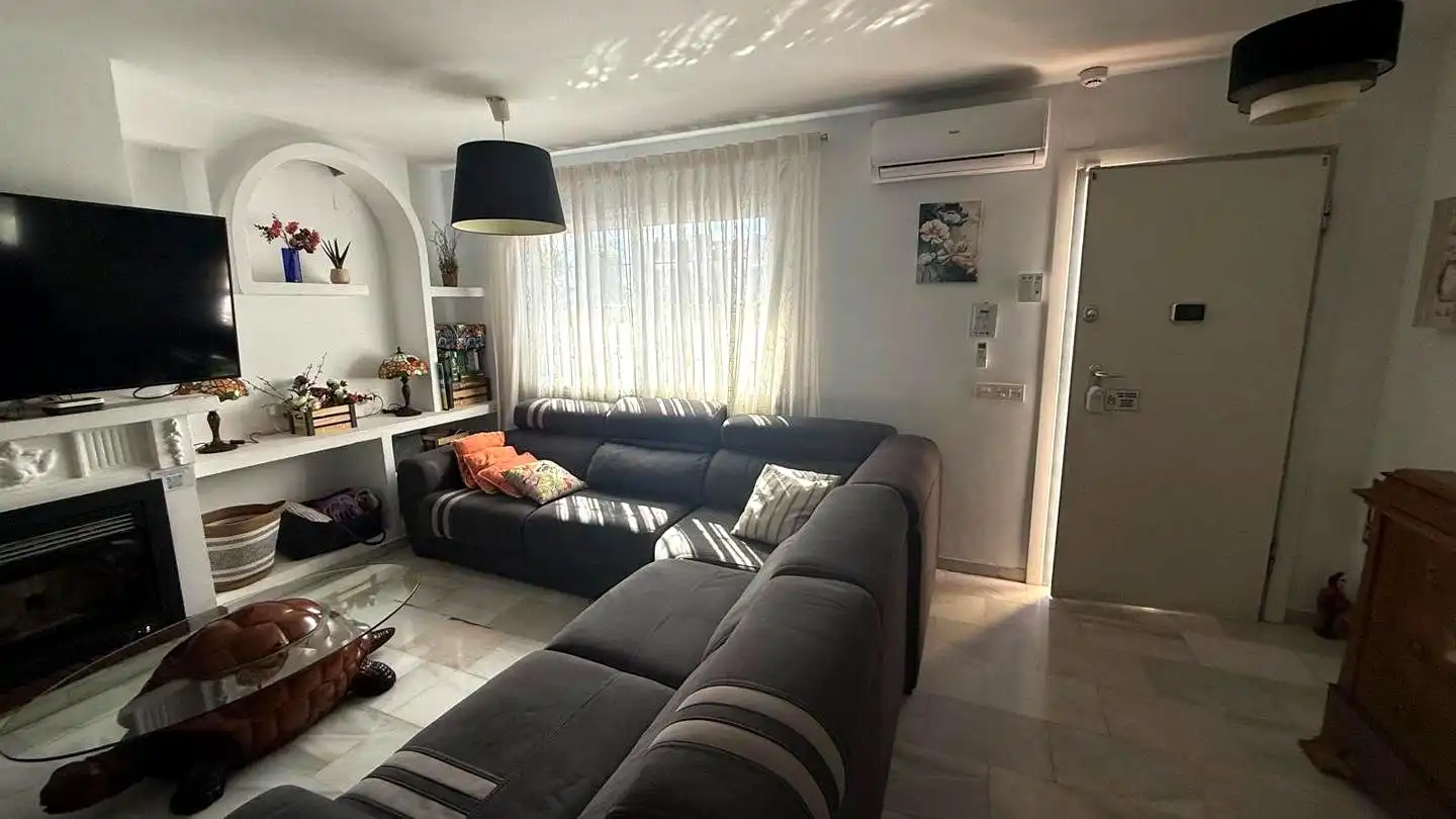 Sala de estar de Casa adosada en venta en Málaga con Aire acondicionado y Piscina comunitaria