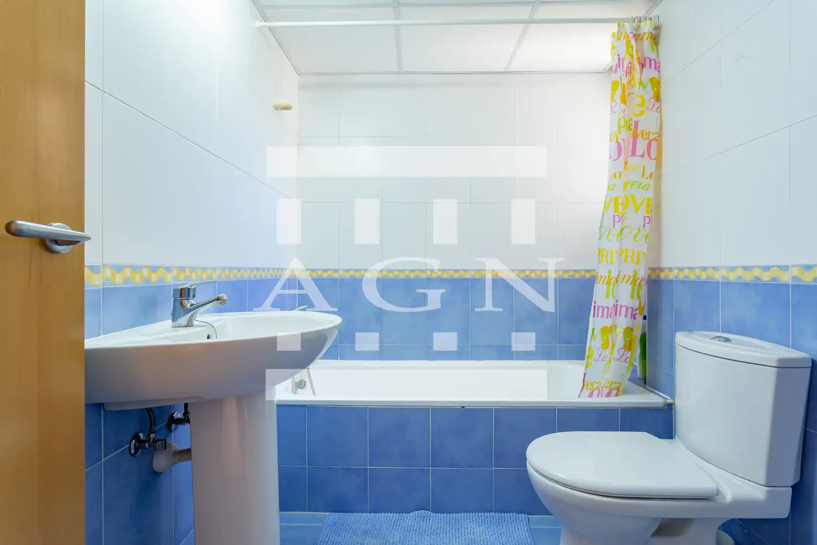 Badezimmer von Einfamilien-Reihenhaus zum Verkauf in Cambrils mit Klimaanlage, Heizung und Privatgarten