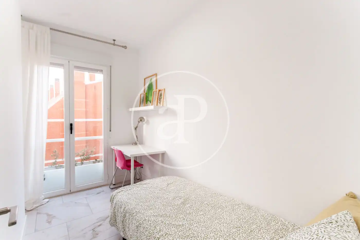 Schlafzimmer von Dachboden zur Miete in Madrid mit Klimaanlage, Heizung und Terrasse