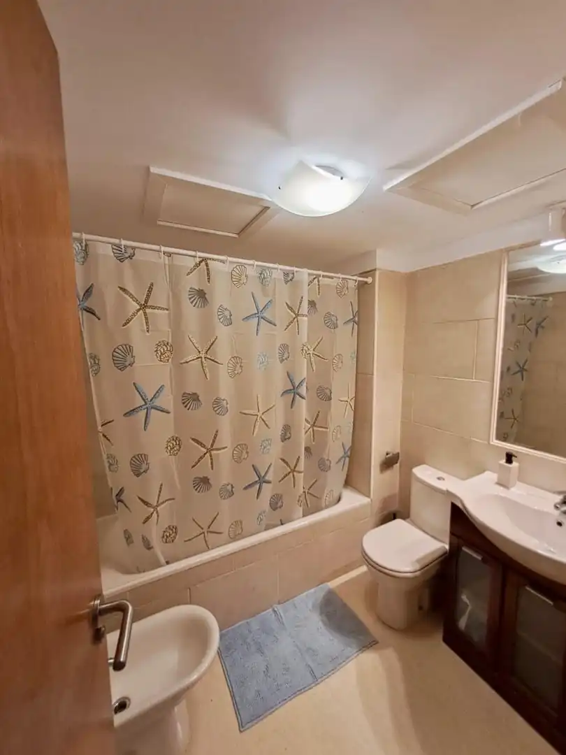 Bany de Apartament de lloguer en La Manga del Mar Menor amb Aire condicionat, Calefacció i Piscina