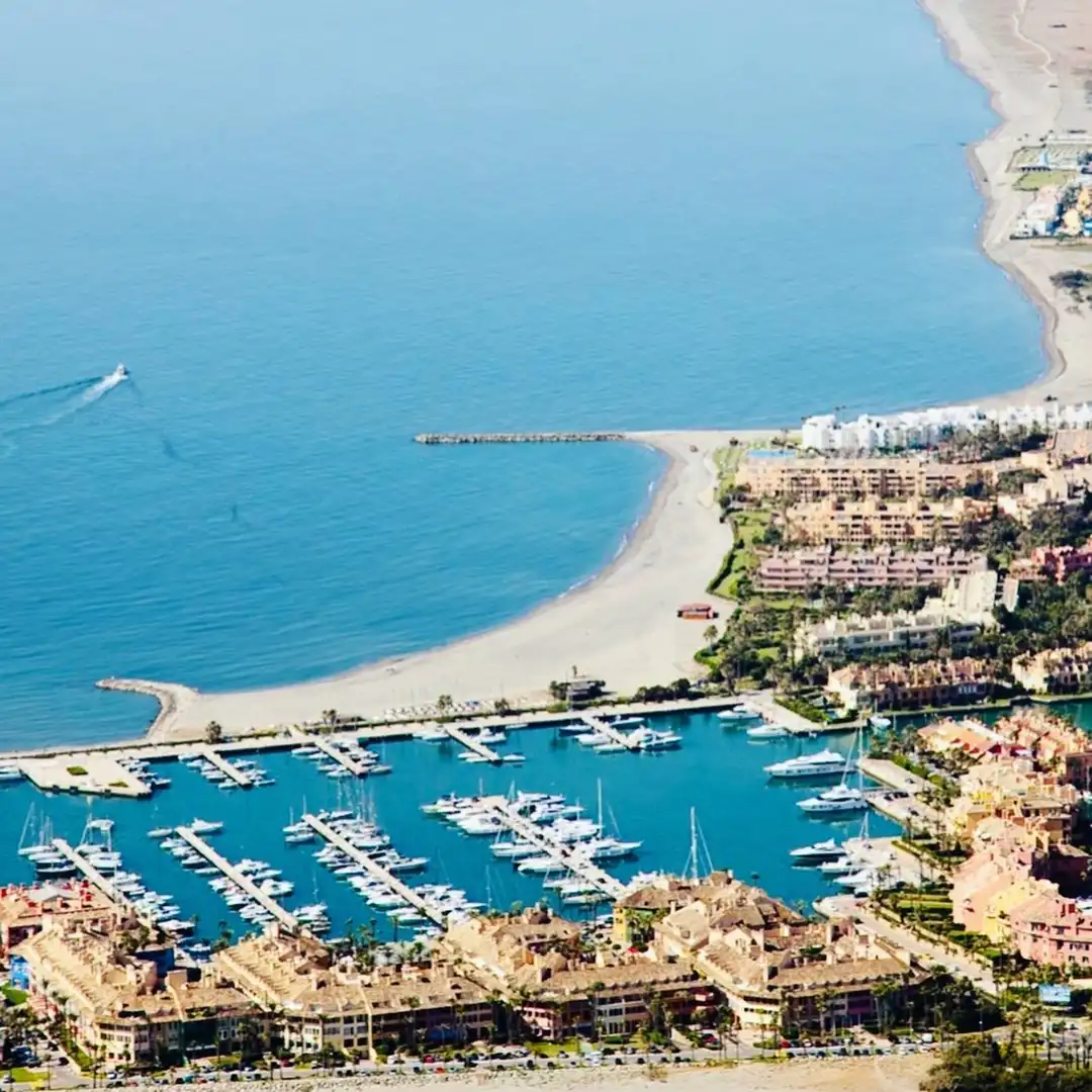 Vista exterior de Planta baja en venta en Sotogrande con Aire acondicionado, Terraza y Piscina