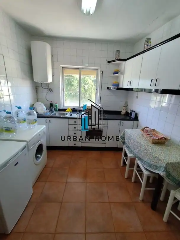 Cuina de Casa o xalet en venda en León Capital  amb Calefacció i Jardí privat