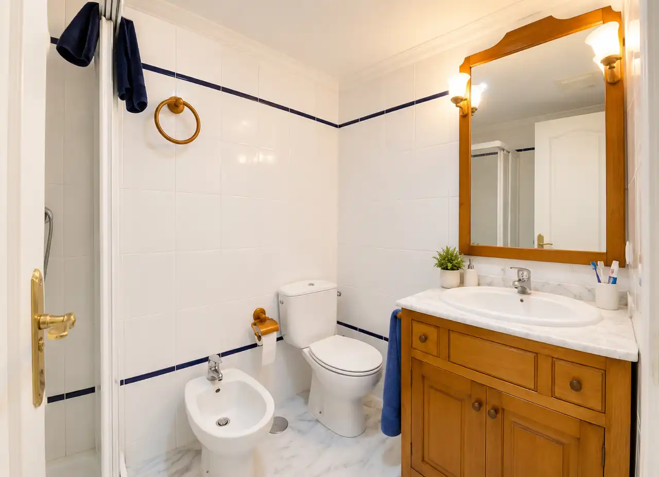 Baño de Piso en venta en Marbella con Aire acondicionado, Terraza y Amueblado