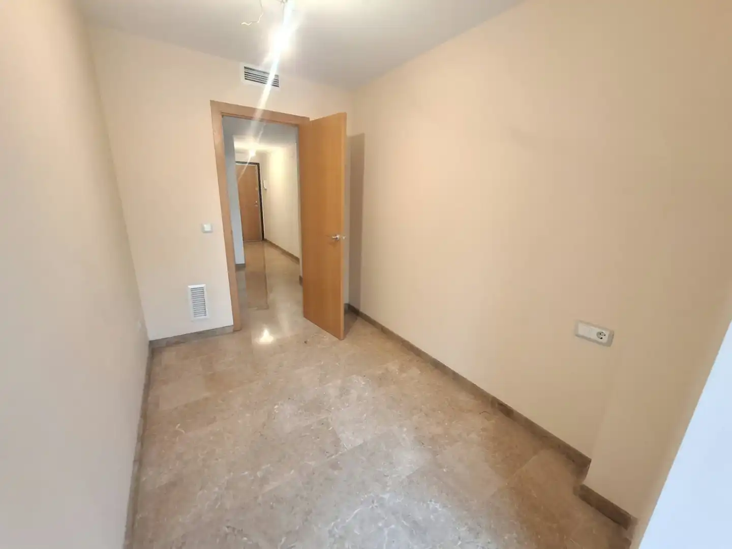 Flat for sale in Valencia  with Air Conditioner and Oven