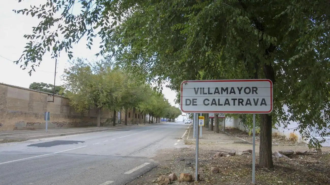 Vista exterior de Casa adosada en venta en Villamayor de Calatrava con Calefacción, Jardín privado y Terraza