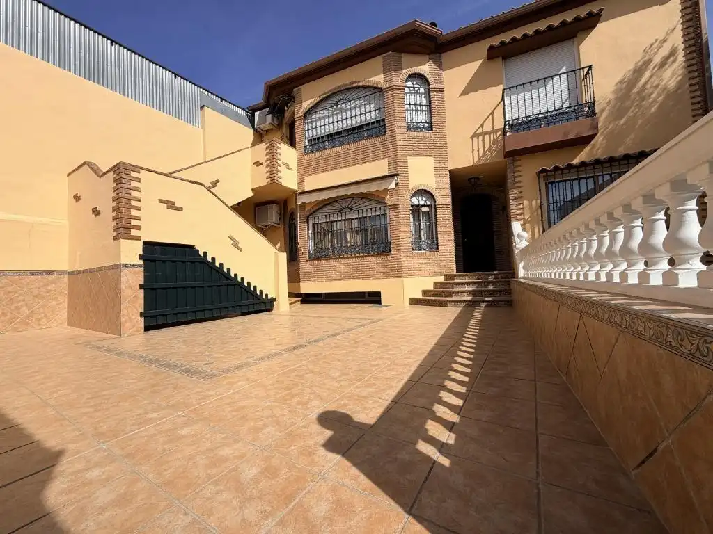 Vista exterior de Casa adosada en venda en Málaga amb Calefacció