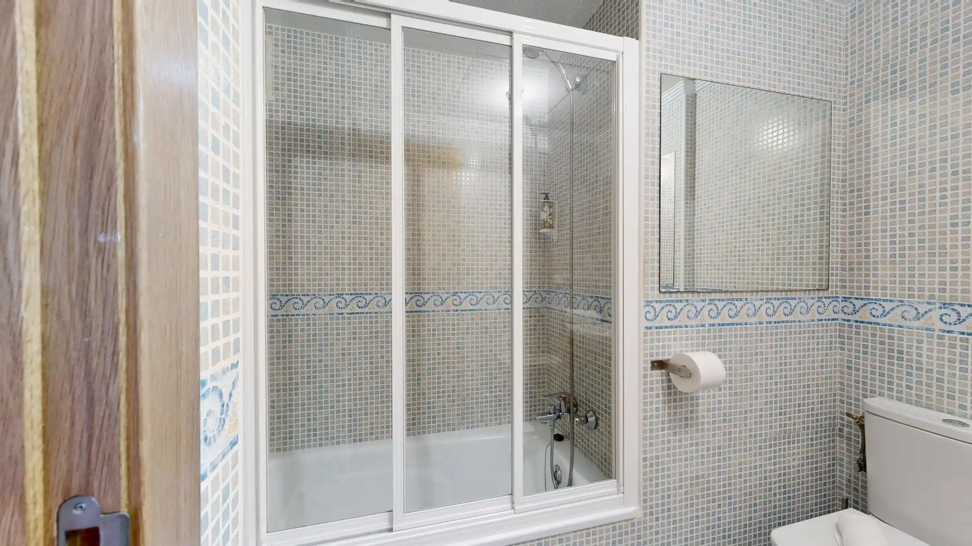 Baño de Apartamento de alquiler en Elche / Elx con Aire acondicionado, Calefacción y Jardín privado