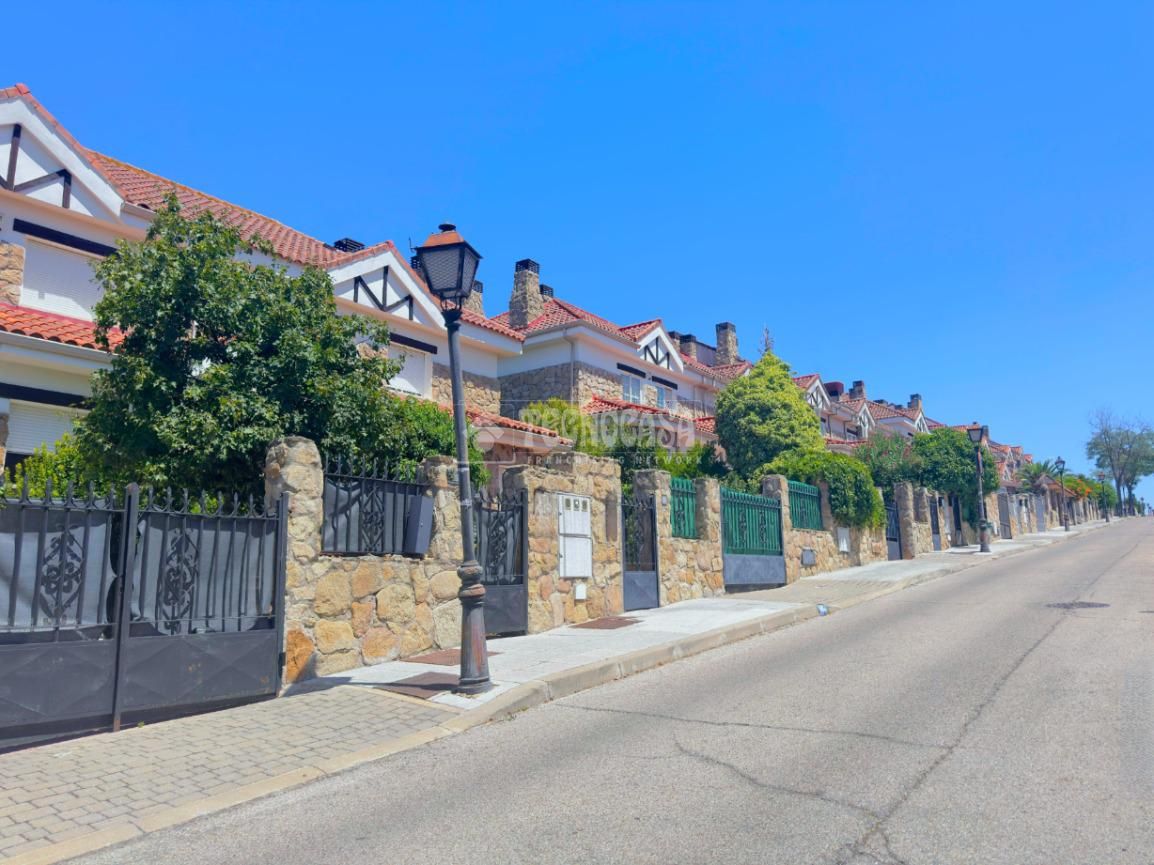 Exterior view of Single-family semi-detached for sale in Arroyomolinos (Madrid)  with Heating and Private garden