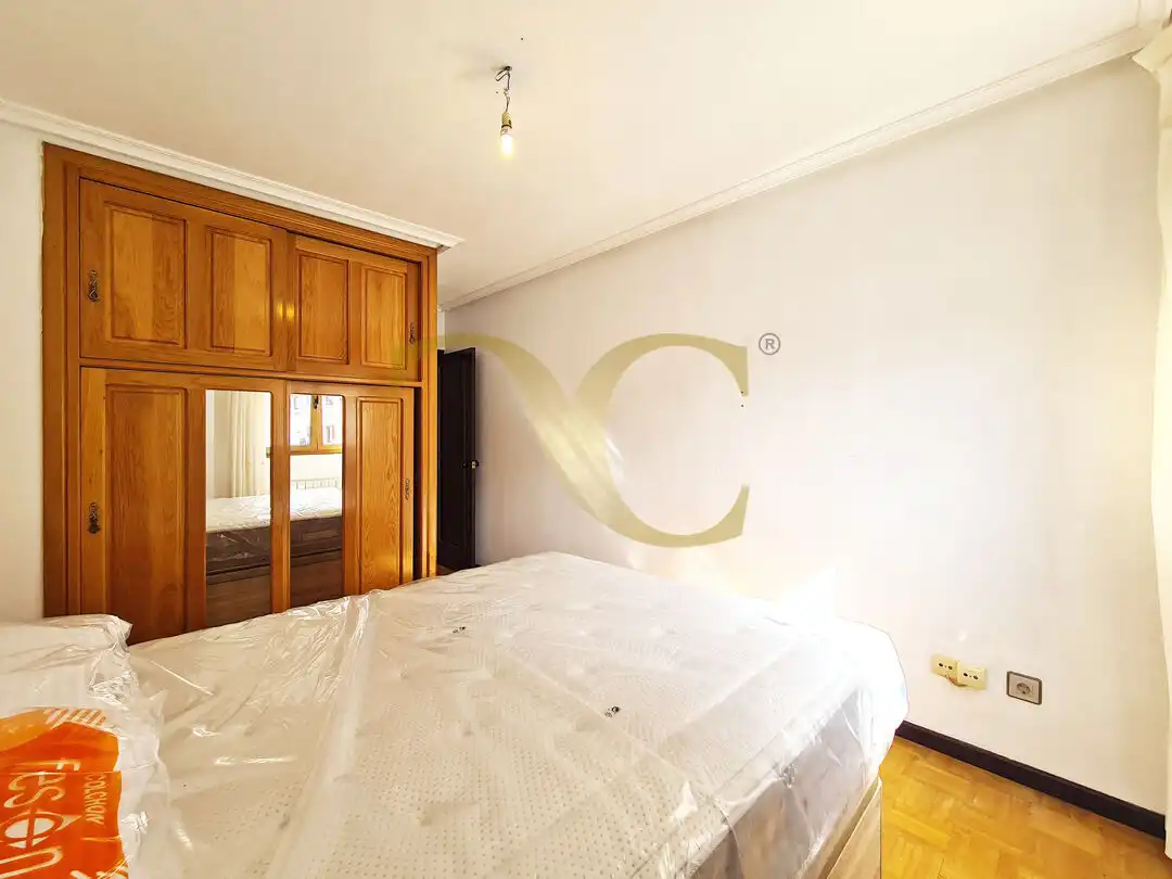 Habitación de Piso en venta en Oviedo  con Calefacción y Trastero