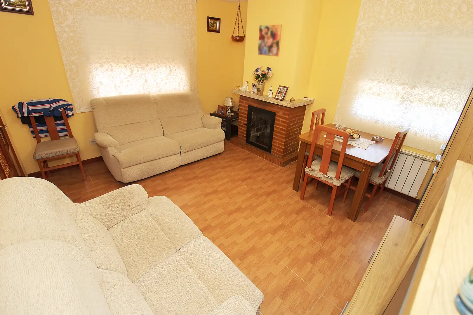 Wohnzimmer von Einfamilien-Reihenhaus zum Verkauf in Torremocha de Jarama mit Heizung, Privatgarten und Internet
