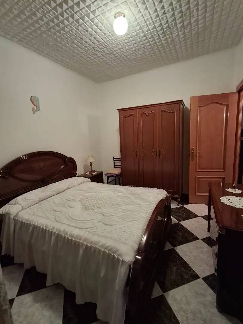 Dormitori de Casa adosada en venda en La Puebla de Almoradiel amb Calefacció, Moblat i Balcó