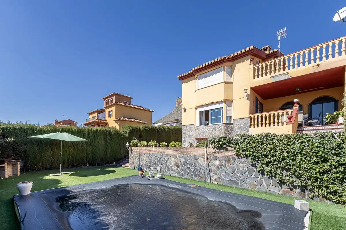 Casa amb piscina en venda a Castaño