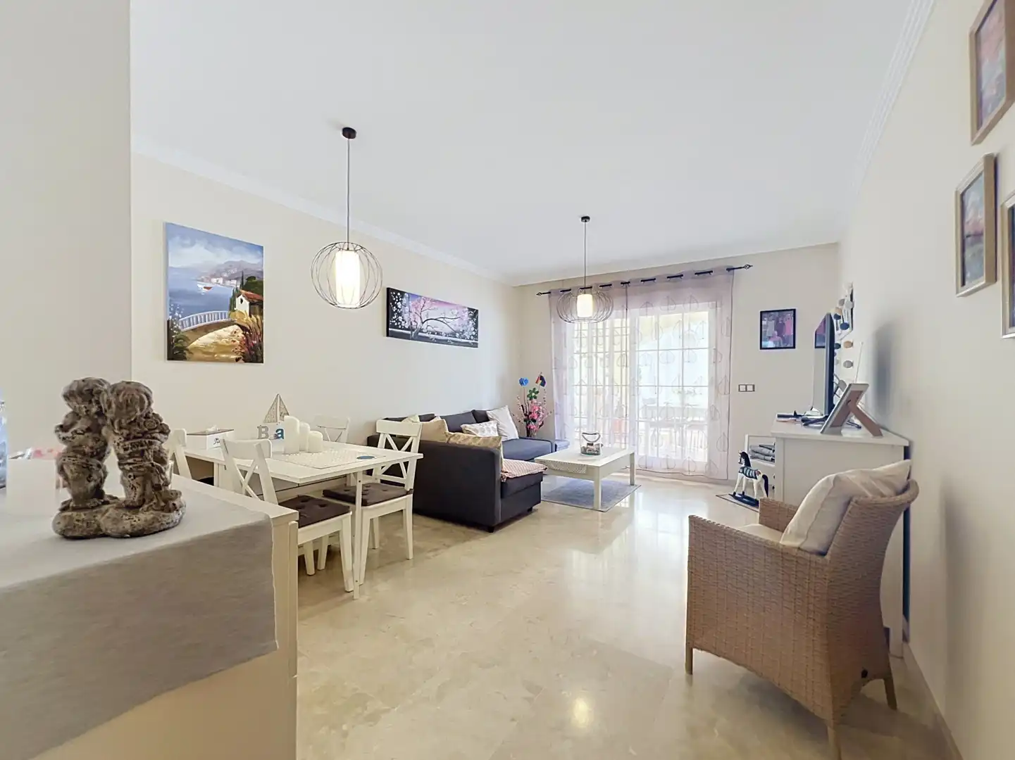 Sala d'estar de Apartament en venda en Manilva amb Aire condicionat, Terrassa i Traster