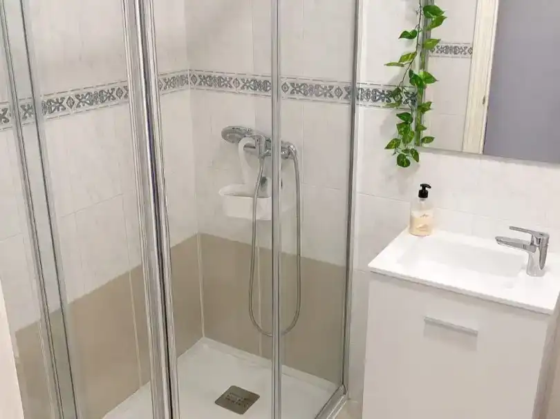 Badezimmer von Dachboden zur Miete in Algeciras mit Schwimmbad, Möbliert und Balkon