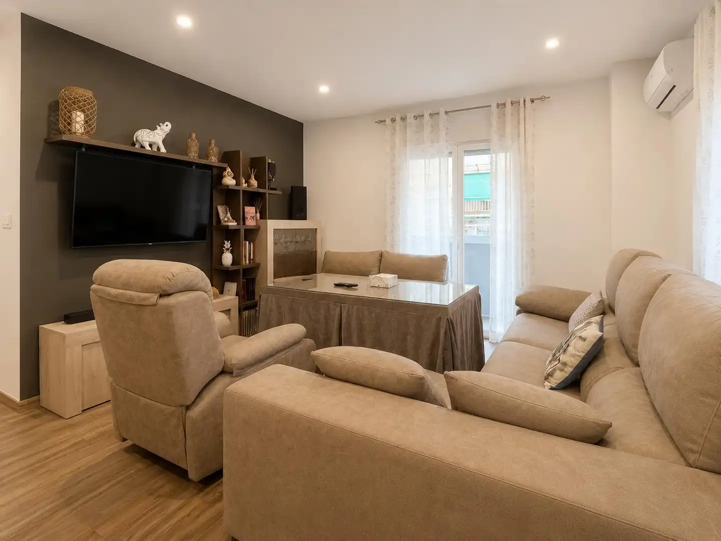 Living room of Flat for sale in Granada  with Air Conditioner, Heating and Terrace