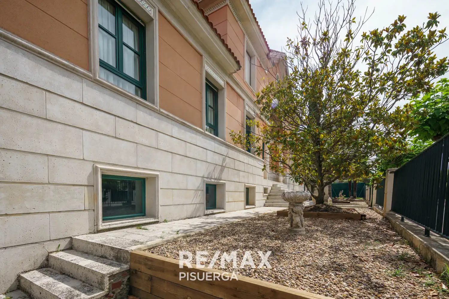 Vista exterior de Casa o xalet en venda en Valladolid amb Calefacció, Jardí privat i Terrassa