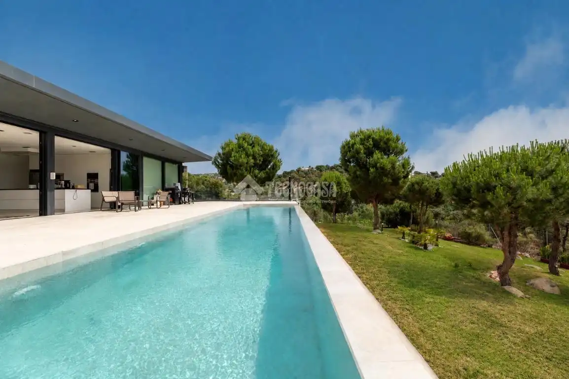 Vista exterior de Casa o xalet en venda en Torrelodones amb Aire condicionat, Calefacció i Jardí privat