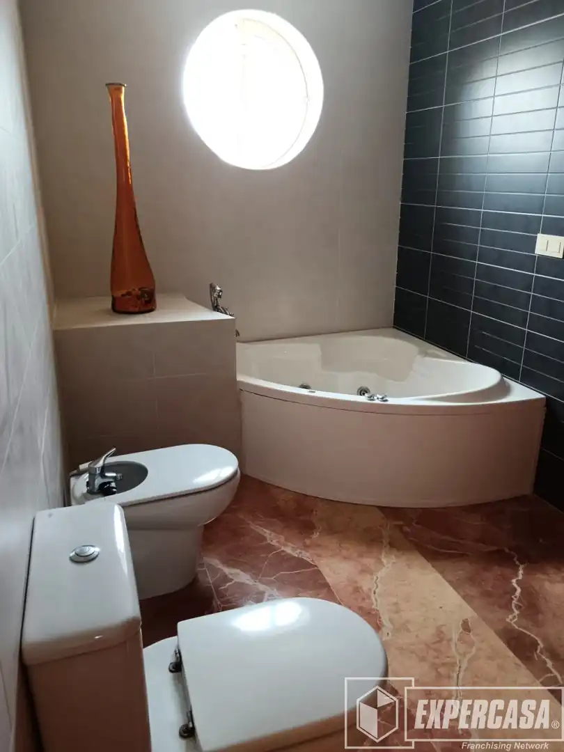 Badezimmer von Wohnung zum Verkauf in Tous mit Klimaanlage und Terrasse