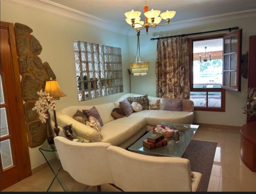 Sala d'estar de Casa adosada en venda en Utrera amb Aire condicionat, Terrassa i Balcó