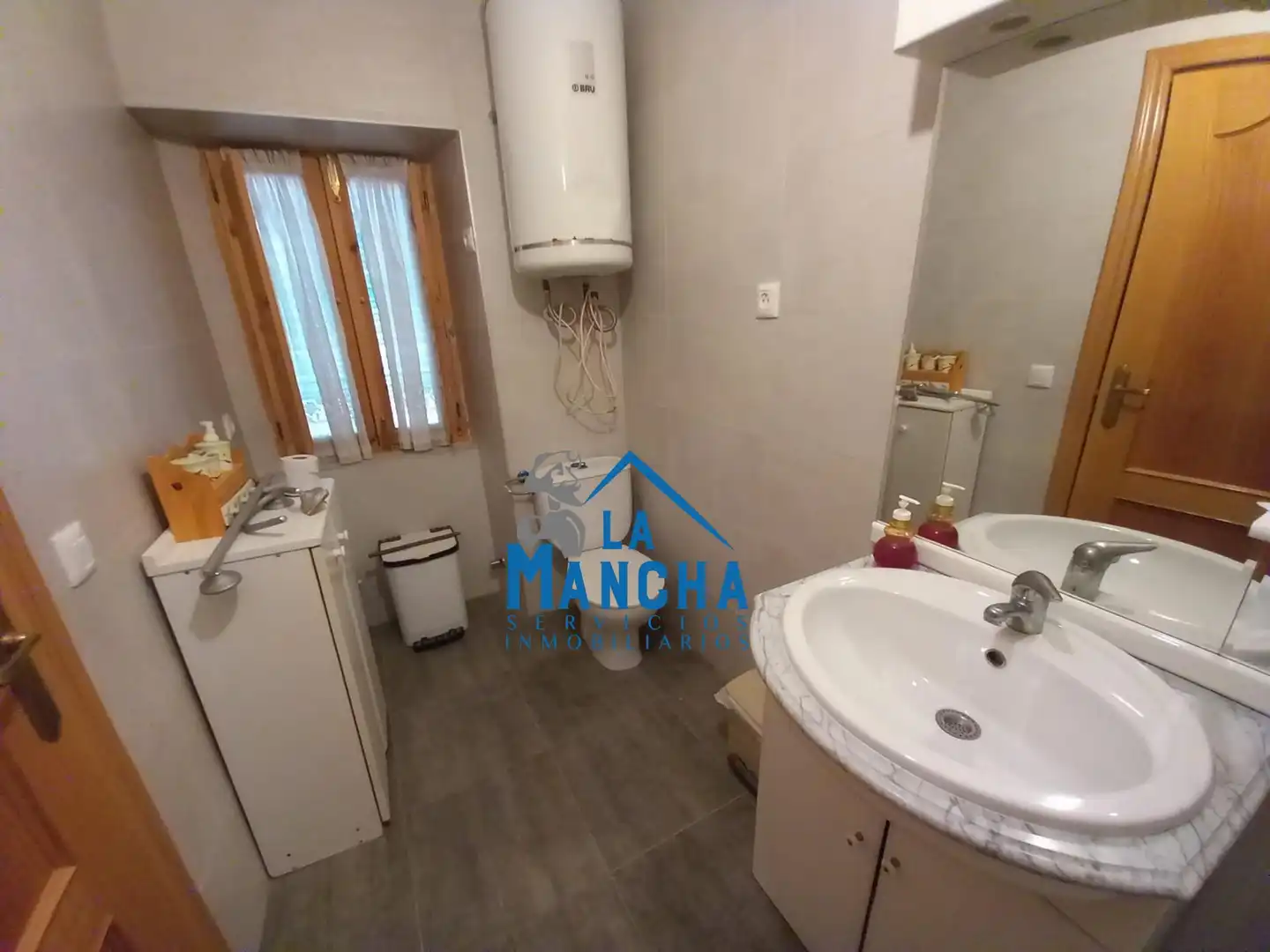 Bathroom of Houses for sale in Chinchilla de Monte-Aragón  with Furnished