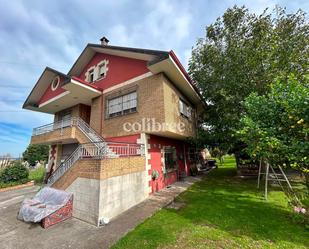 Vista exterior de Casa o xalet en venda en Torrelavega  amb Calefacció, Jardí privat i Terrassa