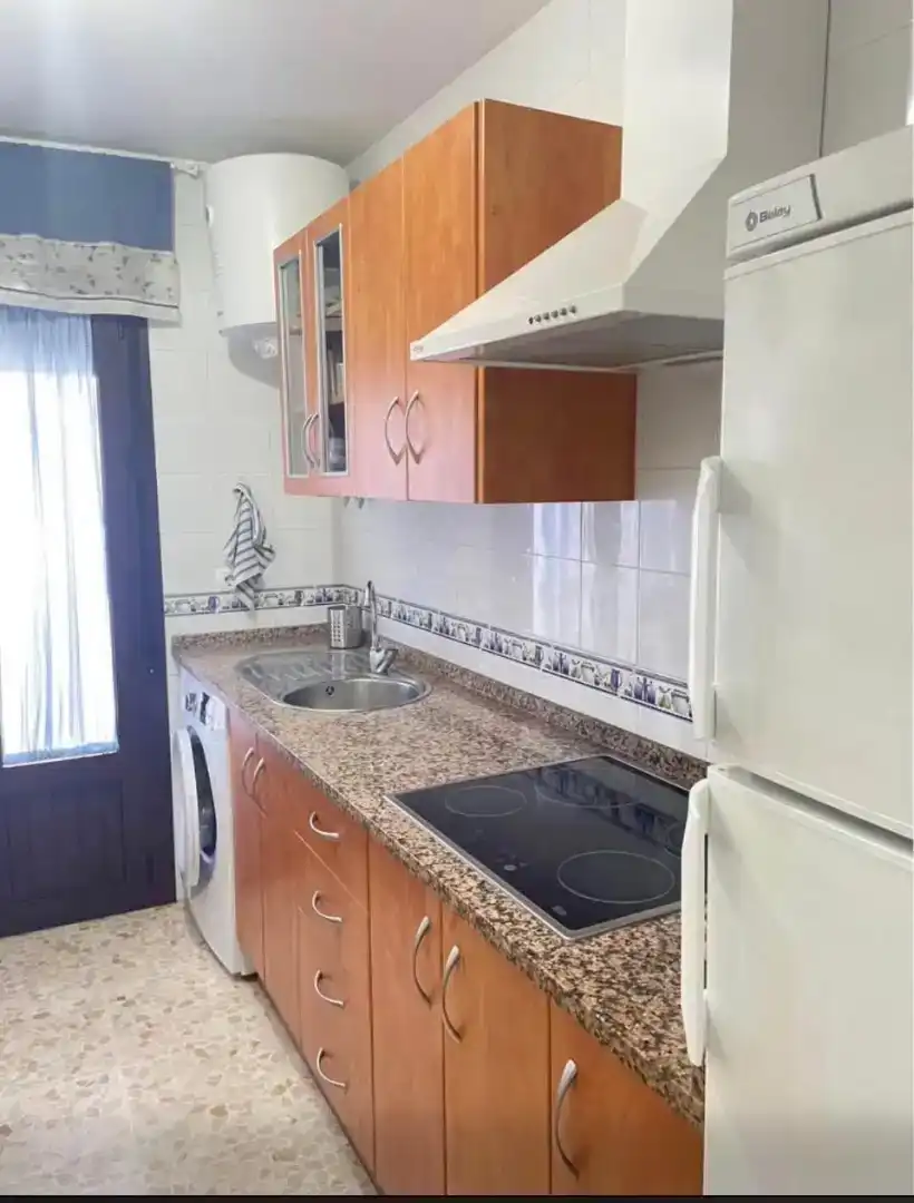 Cuina de Pis de lloguer en Chipiona amb Aire condicionat, Moblat i Rentadora