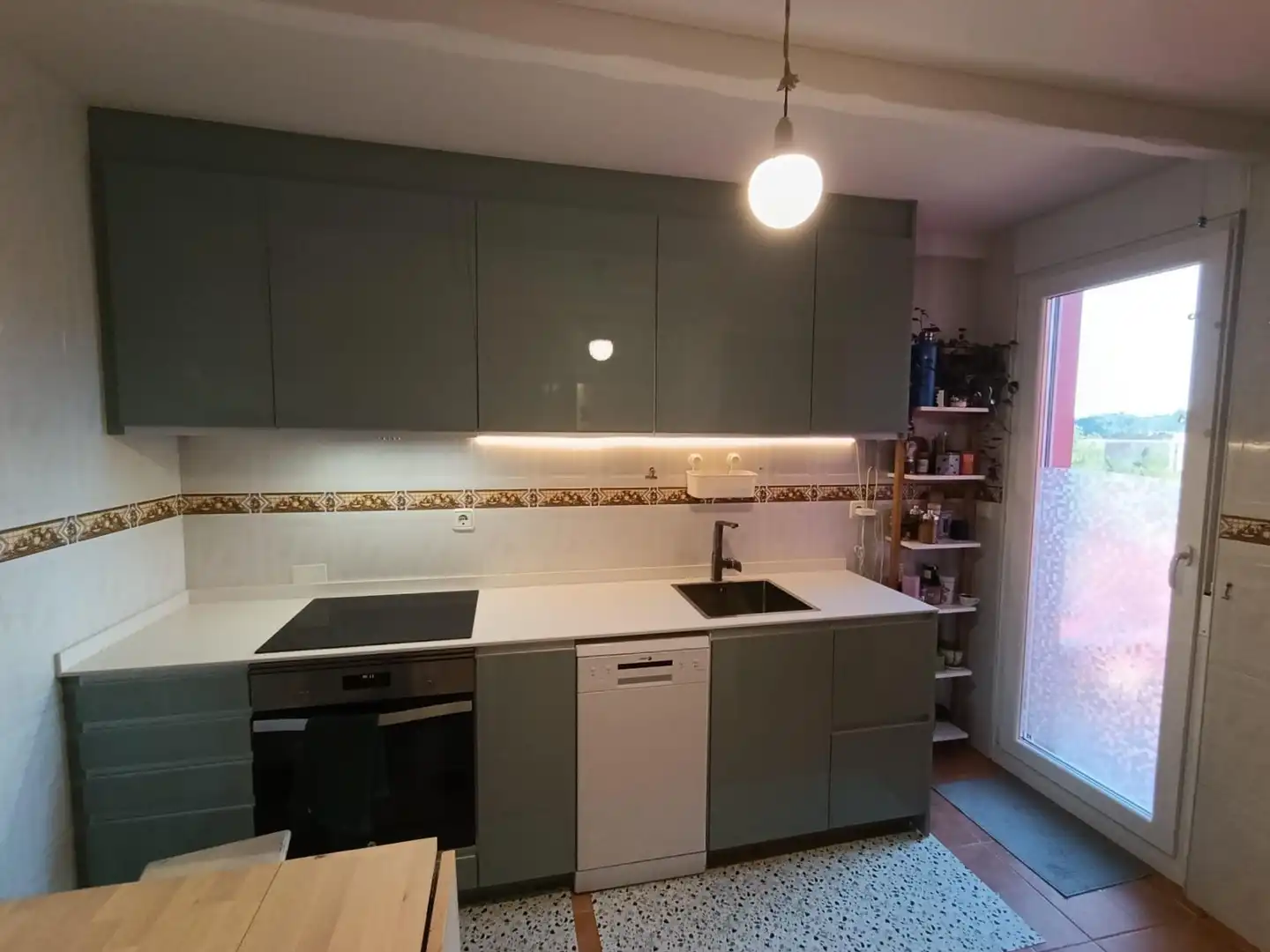 Cuina de Casa o xalet en venda en Avilés amb Calefacció, Terrassa i Traster