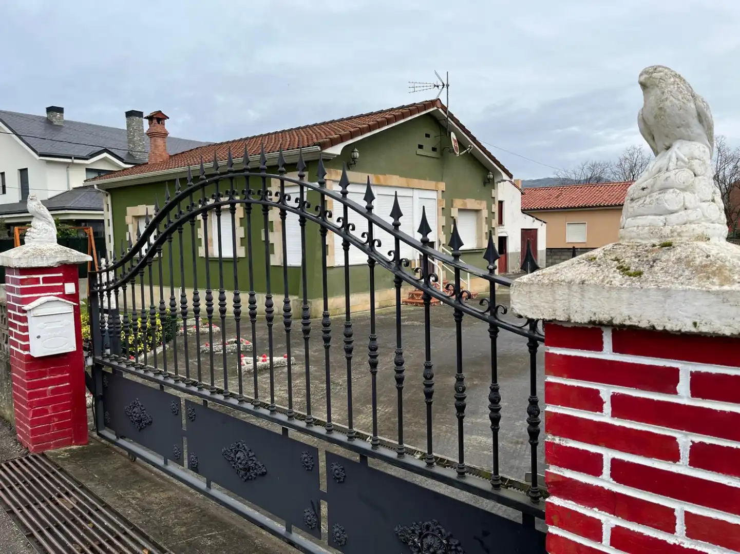 Vista exterior de Casa o chalet en venta en Los Corrales de Buelna  con Calefacción y Jardín privado