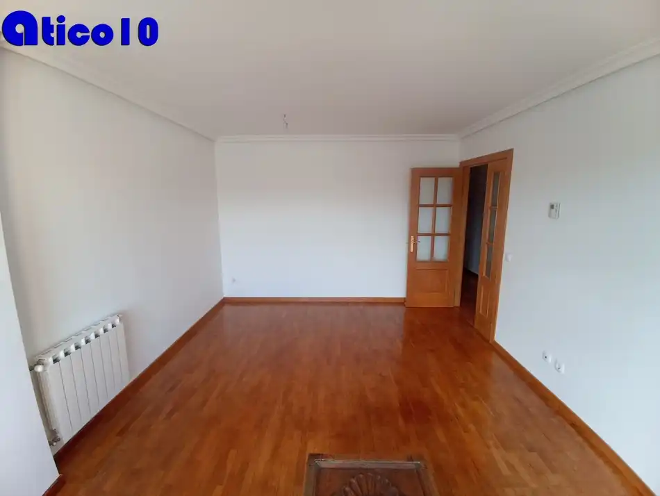 Sala d'estar de Àtic en venda en Oviedo  amb Calefacció, Jardí privat i Parquet