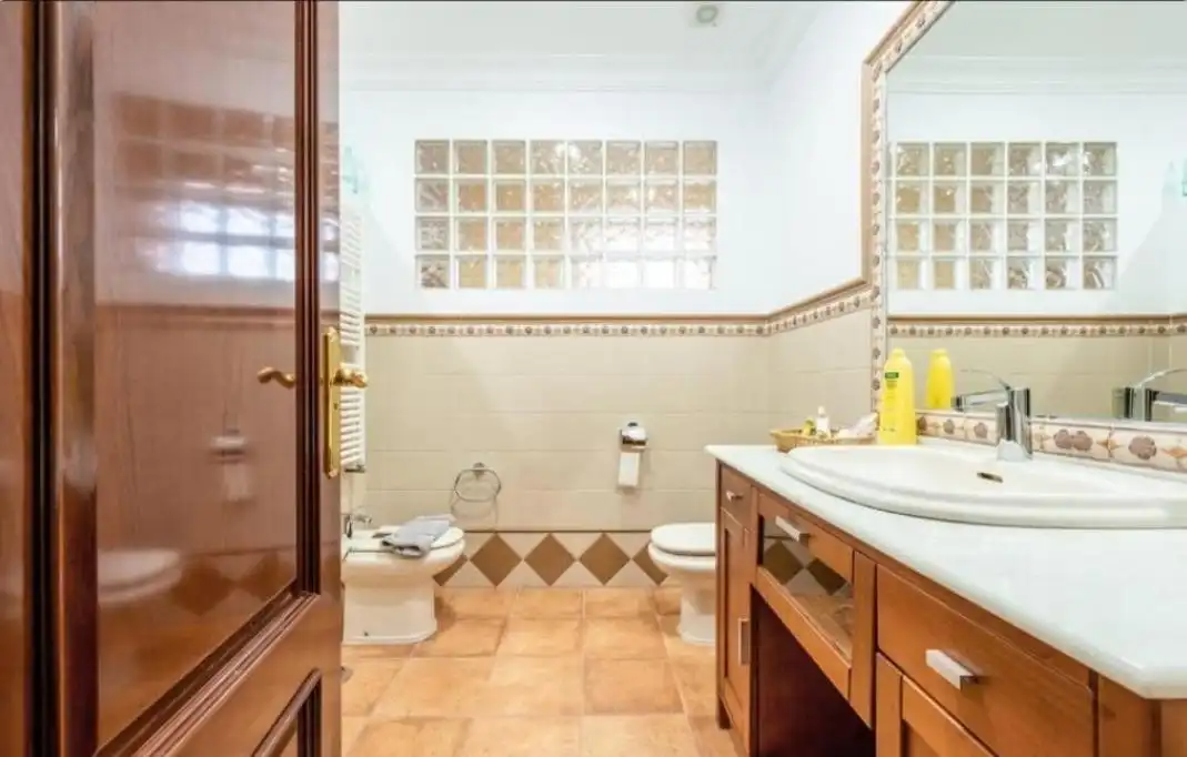 Bany de Casa o xalet en venda en Salteras amb Aire condicionat, Jardí privat i Piscina
