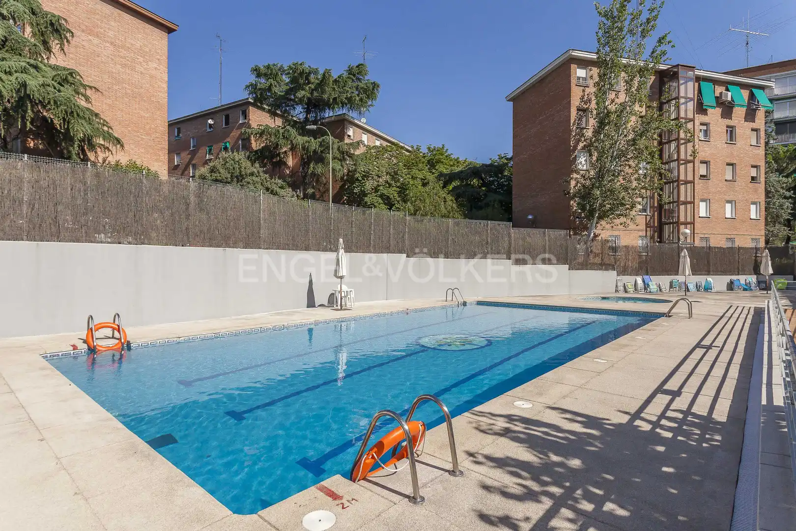 Piscina de Ático en venta en Madrid con Calefacción y Terraza