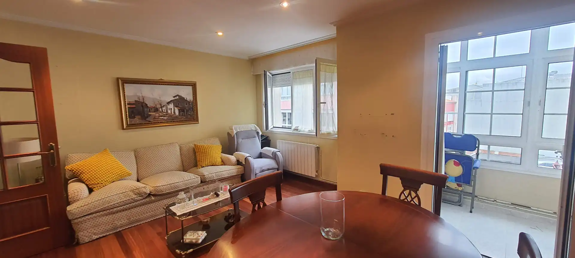 Sala de estar de Piso en venta en Carballo con Calefacción, Parquet y Amueblado