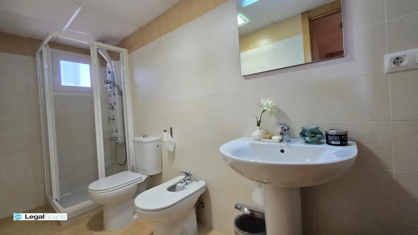 Badezimmer von Wohnungen zum Verkauf in La Manga del Mar Menor mit Klimaanlage, Heizung und Privatgarten