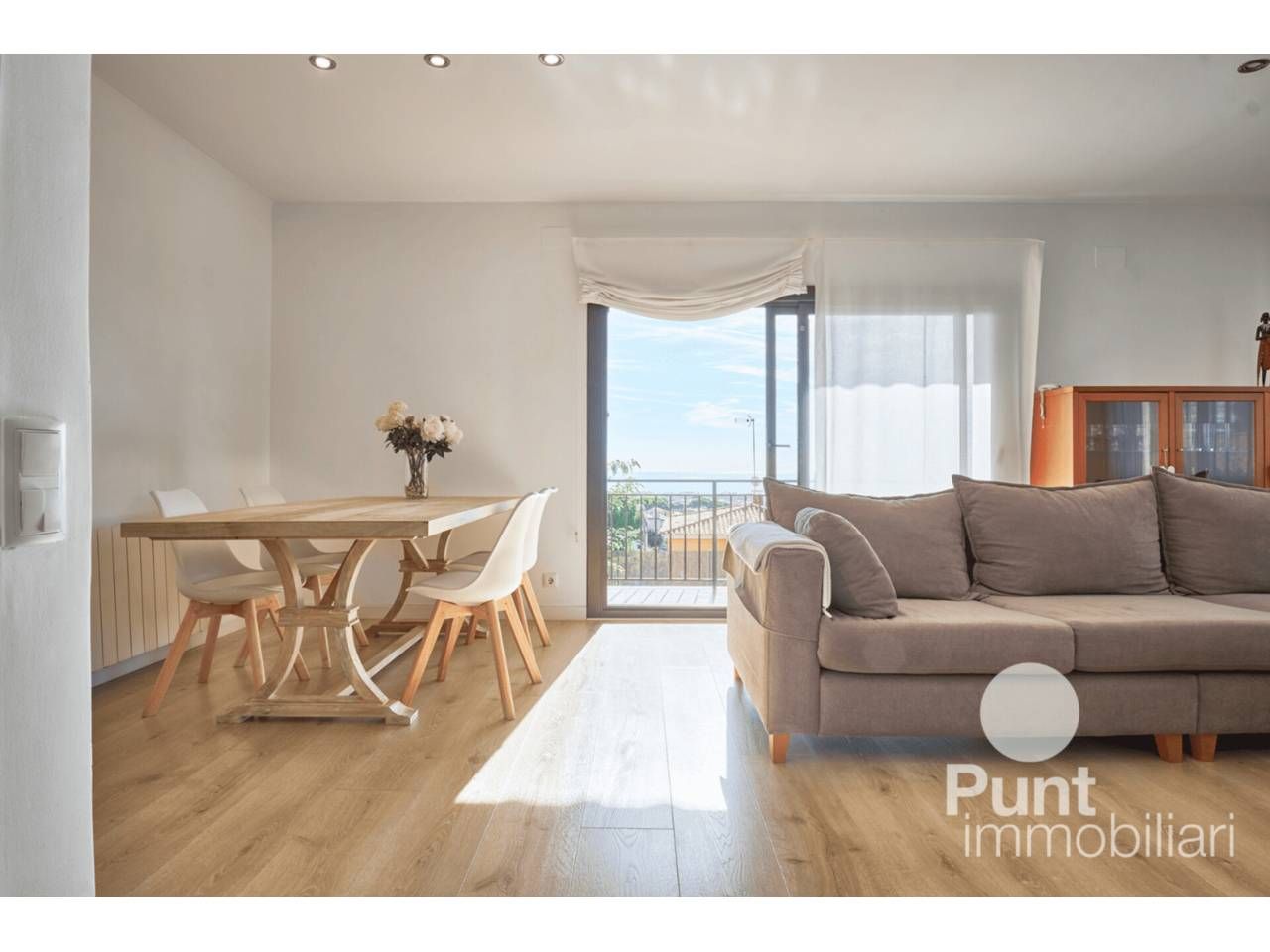 Sala d'estar de Casa o xalet en venda en Premià de Dalt amb Jardí privat, Parquet i Piscina