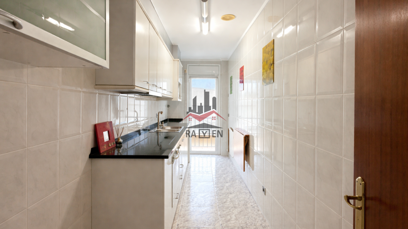 Cuina de Dúplex en venda en Figueres amb Calefacció i Jardí privat