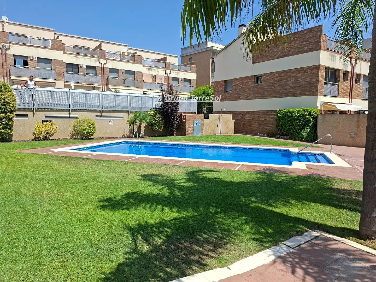 Schwimmbecken von Einfamilien-Reihenhaus zum Verkauf in El Vendrell mit Privatgarten, Schwimmbad und Gemeinschaftspool