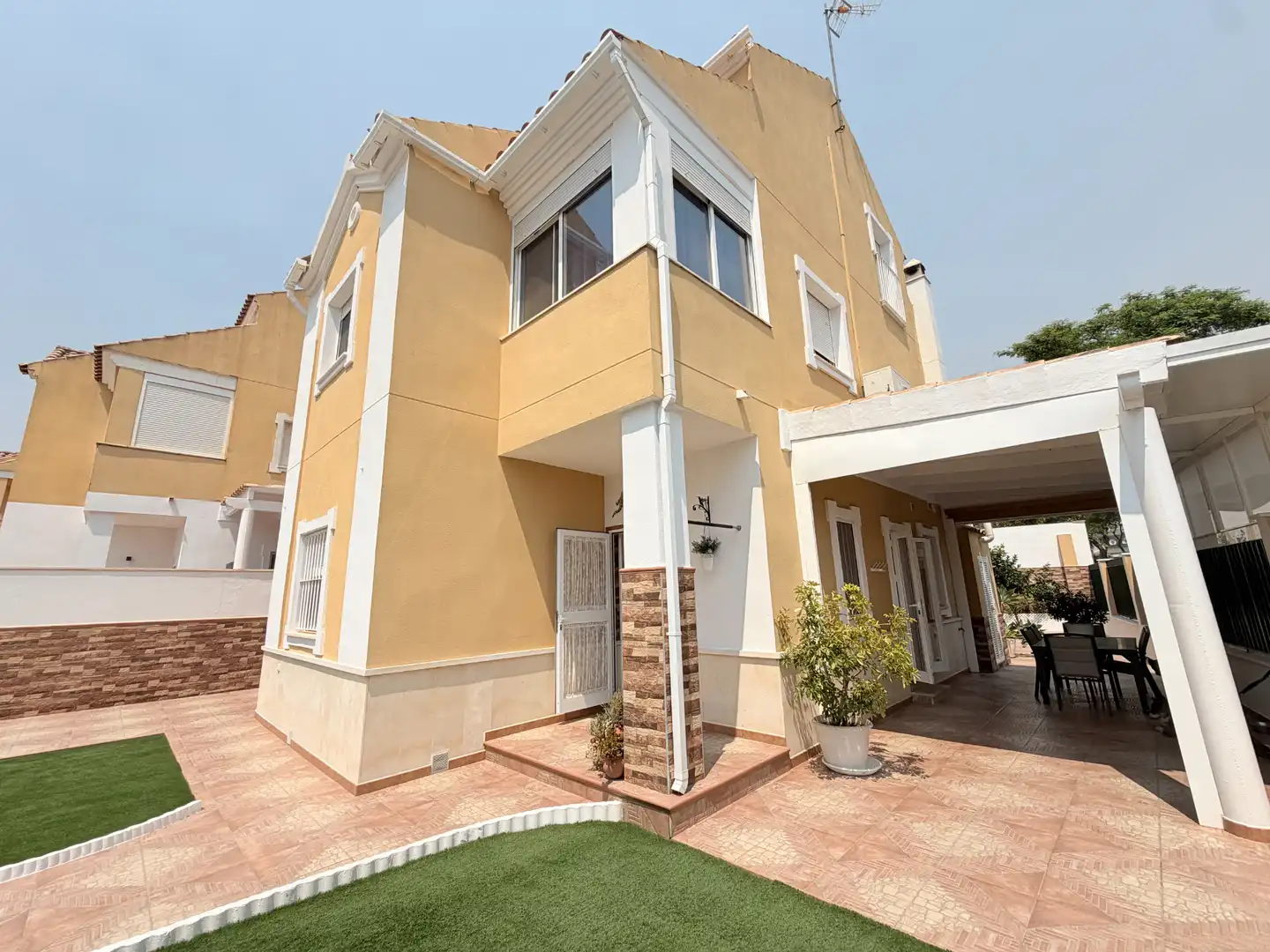 Vista exterior de Casa o xalet en venda en Espartinas amb Aire condicionat, Terrassa i Traster