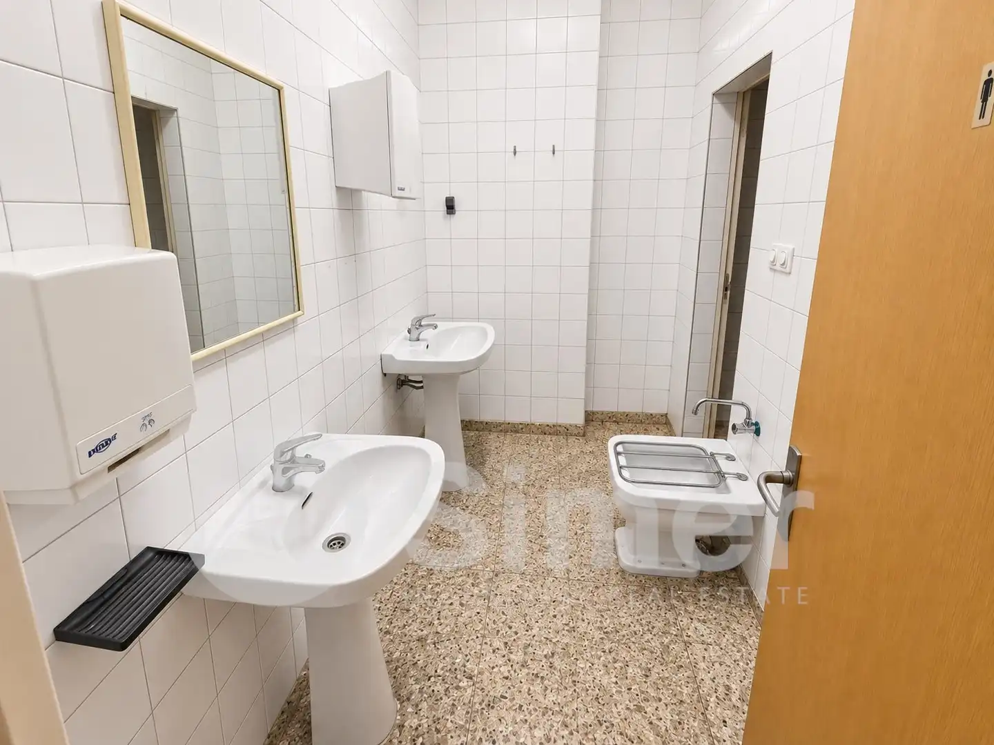 Baño de Nave industrial de alquiler en La Llagosta