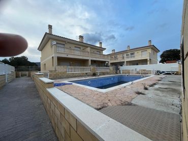 Semi-detached house with pool for sale in Platja de Mont-roig