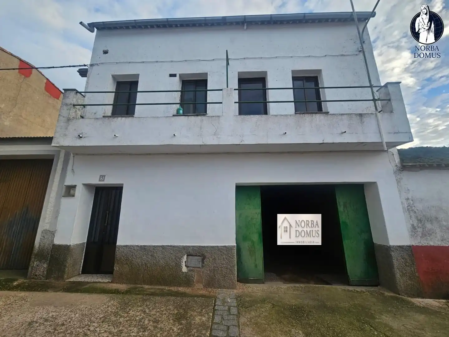 Casa rústica amb terrassa en venda a Alcuéscar