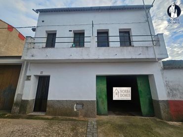 Casa rústica amb balcó en venda a Alcuéscar