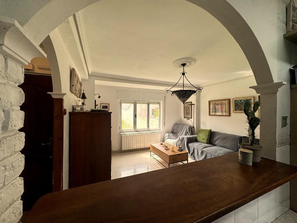 Sala d'estar de Casa o xalet en venda en Los Corrales de Buelna  amb Calefacció, Jardí privat i Parquet