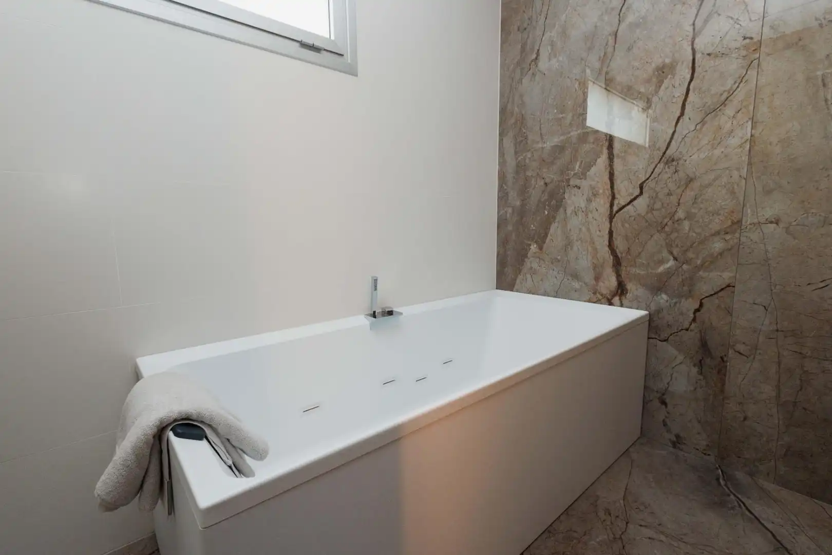 Badezimmer von Haus oder Chalet zum Verkauf in Adeje mit Klimaanlage, Privatgarten und Terrasse