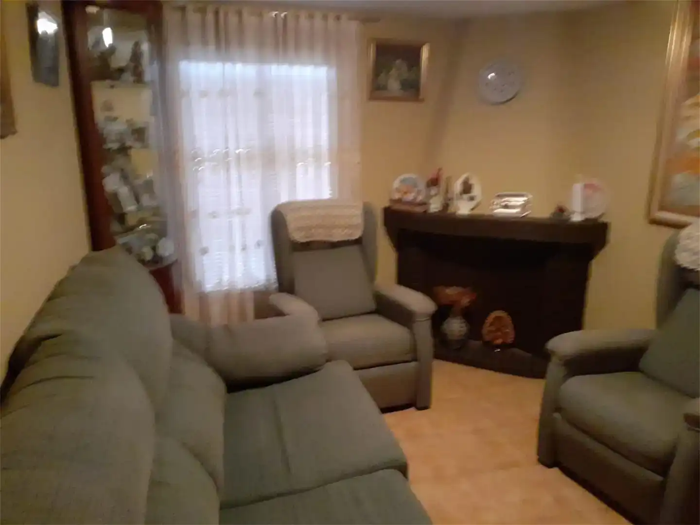 Sala d'estar de Casa adosada en venda en San Martín de Trevejo amb Balcó