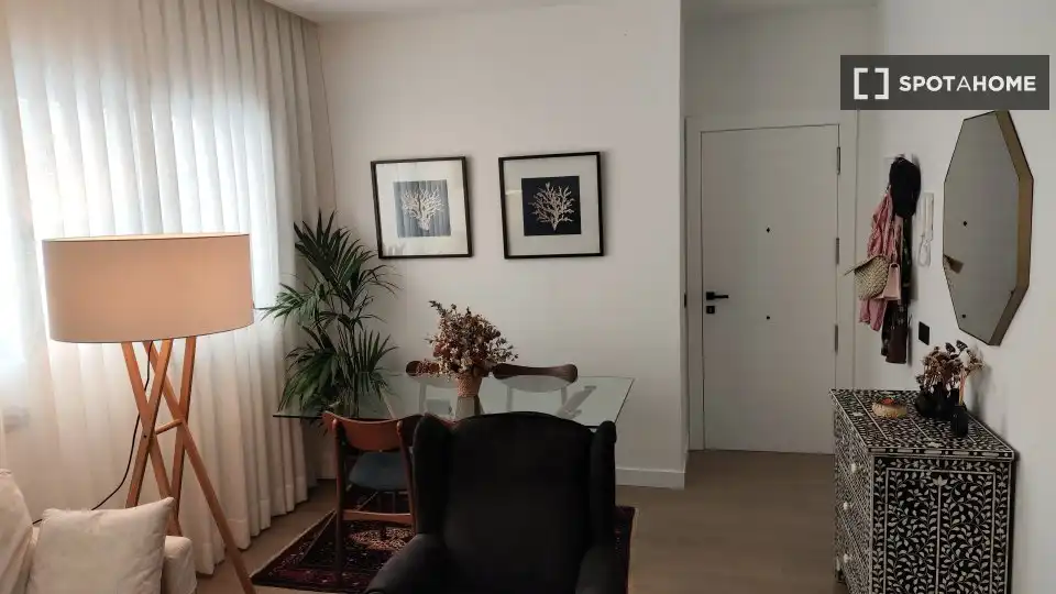 Comedor de Apartamento para compartir en Málaga con Aire acondicionado, Terraza y Amueblado