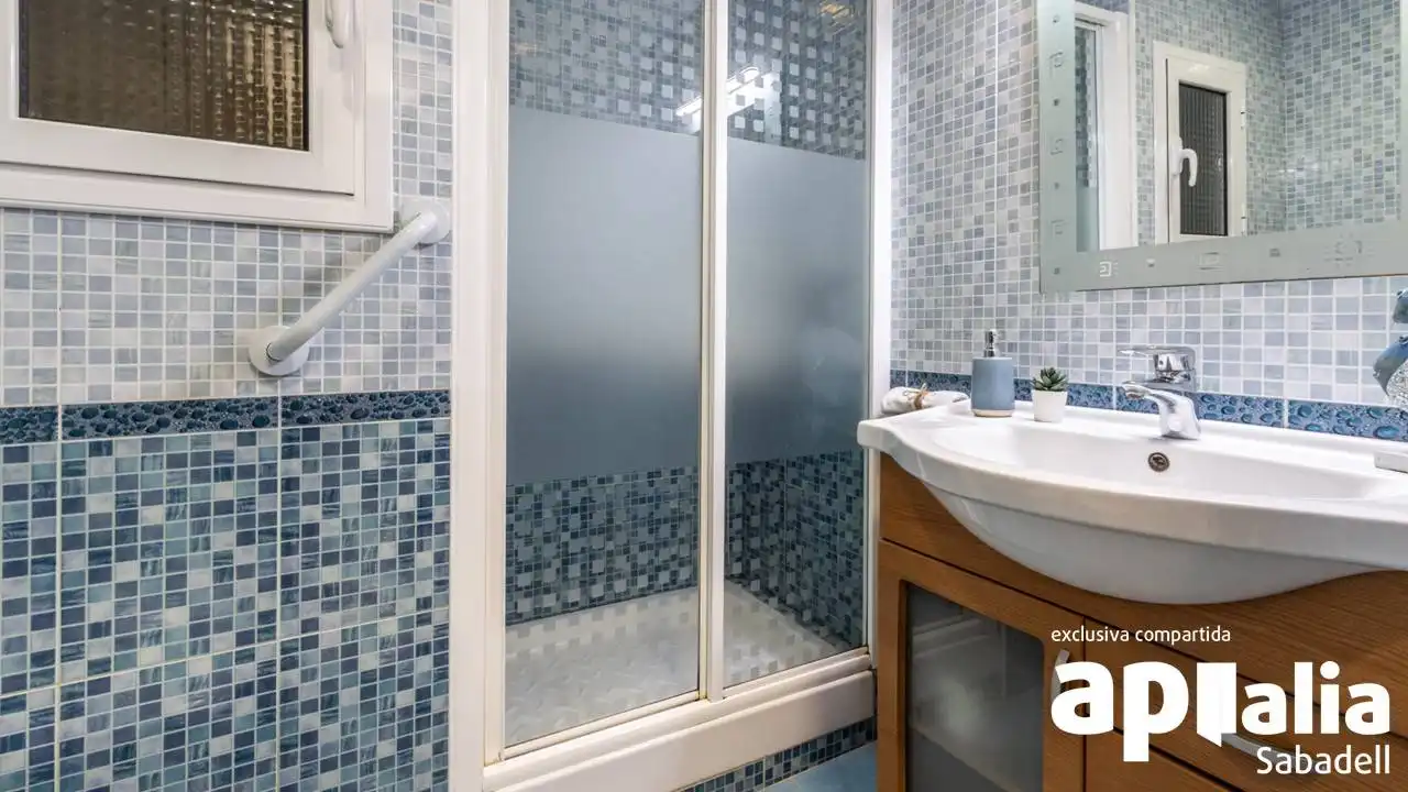 Bathroom of Flat for sale in Sabadell  with Heating